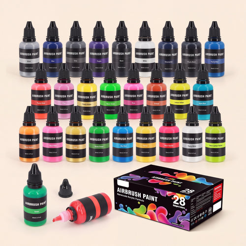 Achtentwintig flesjes airbrushverf van 30 ml in drie rijen op cremekleurige achtergrond, met de doos