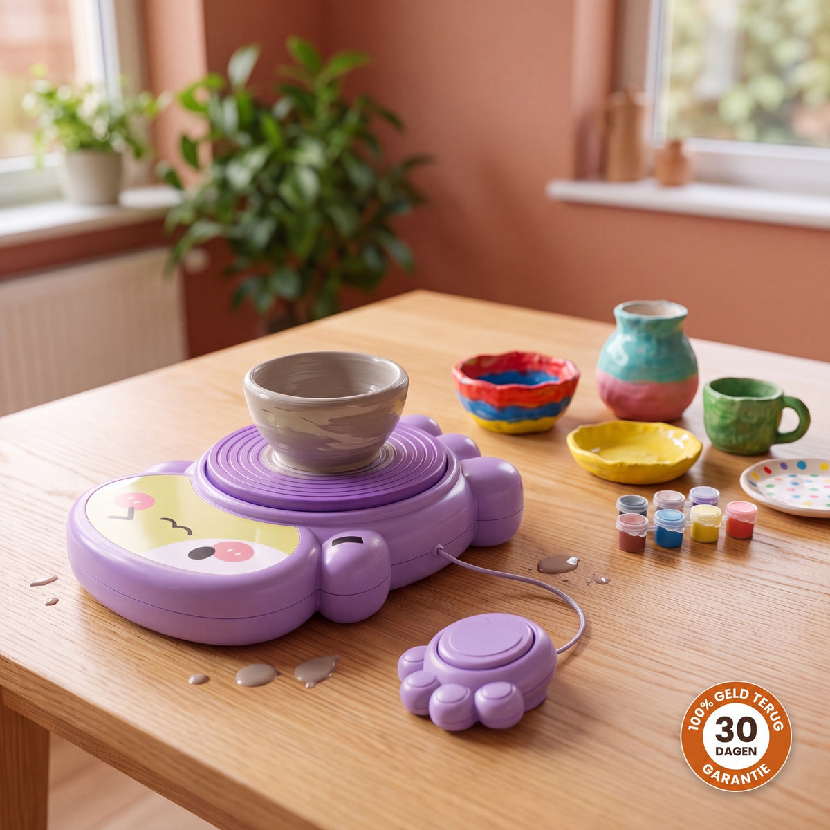 Paarse elektrische pottenbakkersschijf voor kinderen op een eiken tafel, met een kommetje klei op de draaischijf